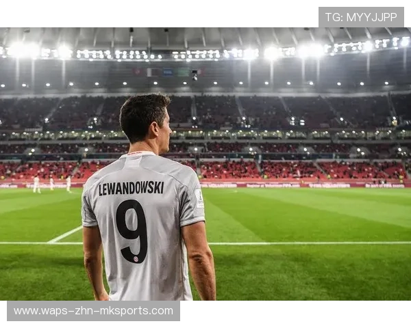 莱万用脚尖轻敲将拜仁前场串联完全串起